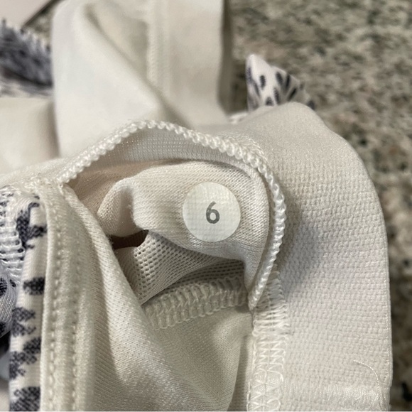 Lululemon Wrap It Up Bra Color Dottie Dash White Black/White Size 6 - Picture 12 of 12